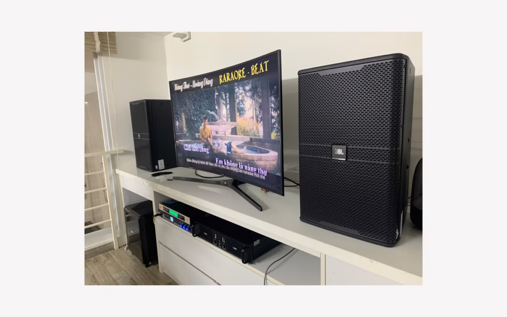 Hệ thống karaoke thực tế có loa JBL KP Series và thiết bị khuếch đại